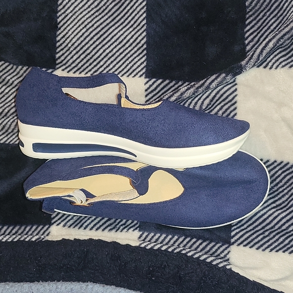 Shoes - Picture 2 of 3